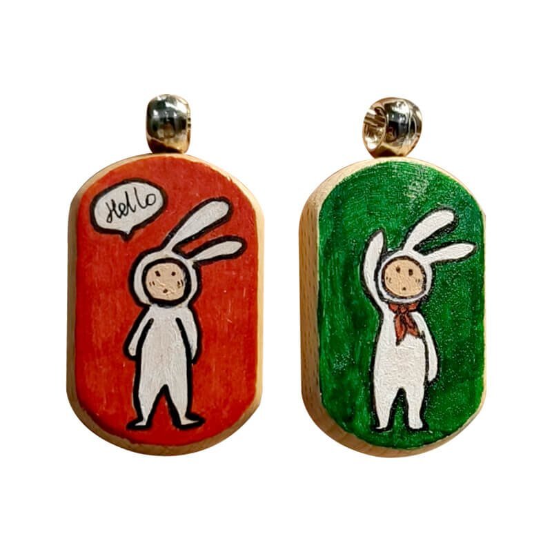 Llavero ovalado de madera pintada