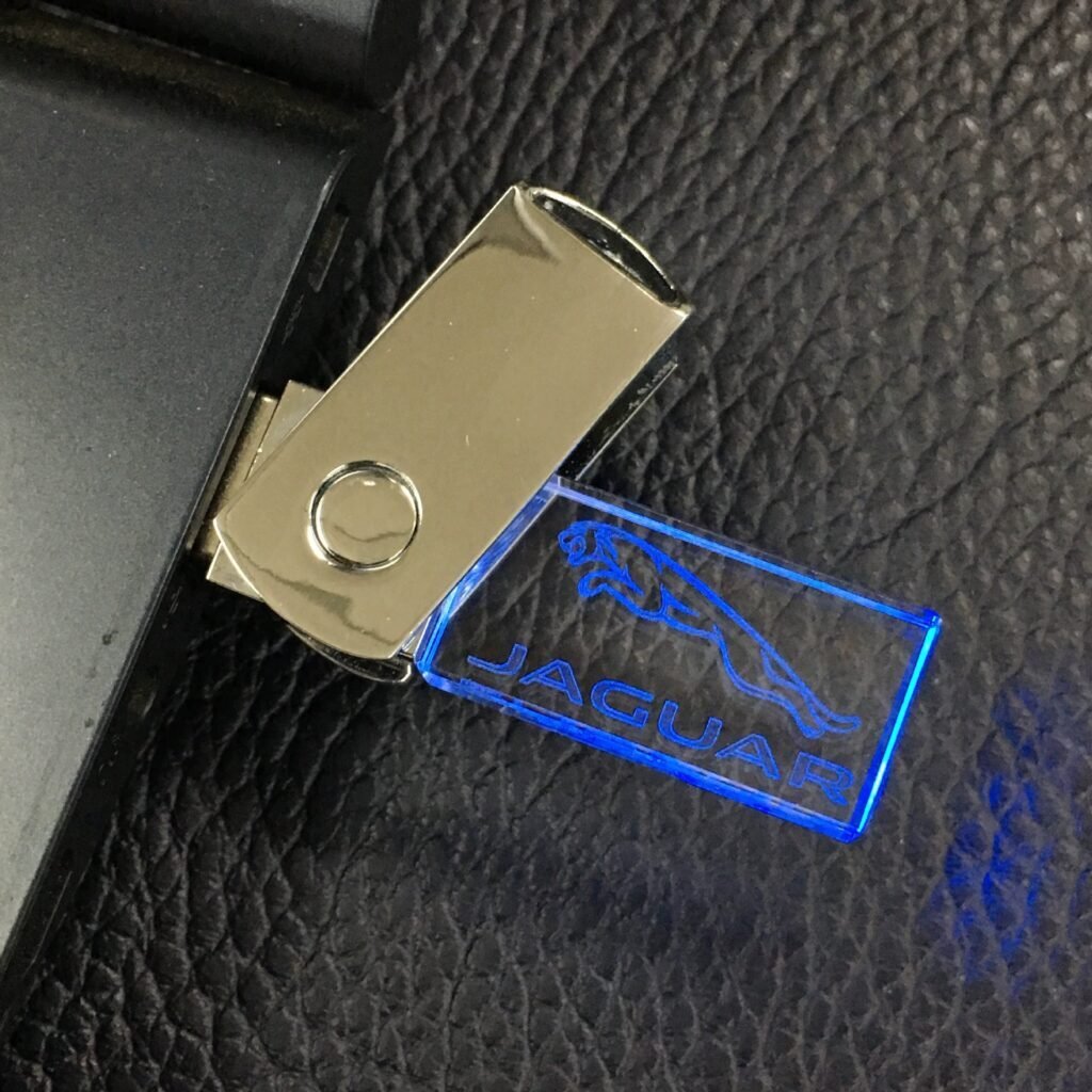 Clave USB Rotativa de Acrílico Iluminado Azul